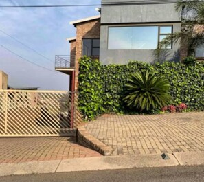 Property grounds - Enjoyable 1-bedroom building in Centurion perfect for your stay (Centurion)
