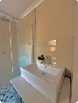 Shower, towels, soap, toilet paper - Enjoyable 1-bedroom building in Centurion perfect for your stay (Centurion)