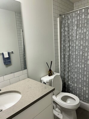 Haartrockner, Handtücher, Seife, Toilettenpapier
