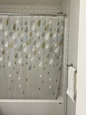 Sèche-cheveux, serviettes fournies, savon, papier toilette