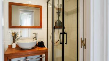 Een douche, een haardroger, handdoeken