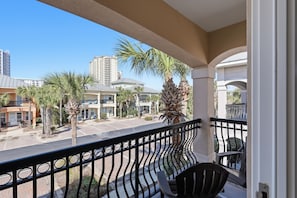 Property grounds - 3BR, 3BA, Villa steps from sand with private beach access, beach gear & pool! 🌴 (Miramar Beach)