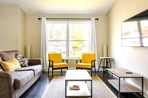 Living area - Lodging for 16+ guests near Naval Academy (Annapolis)