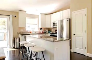 Private kitchen - Lodging for 16+ guests near Naval Academy (Annapolis)