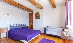 2 bedrooms - Typical stone house in the middle of a quiet village (MAREUGHEOL)