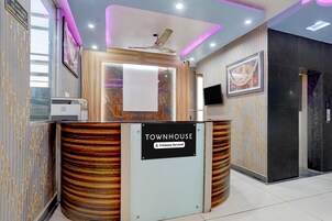 Un mostrador de recepción con un letrero que dice 'TOWNHOUSE Company-Serviced'.