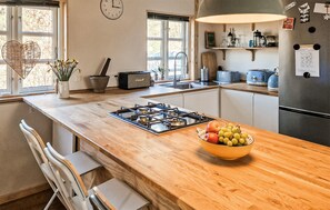 Fridge, stovetop, dishwasher, coffee/tea maker - Lovely home in Storvorde with WiFi (Storvorde)
