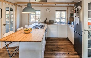Fridge, stovetop, dishwasher, coffee/tea maker - Lovely home in Storvorde with WiFi (Storvorde)