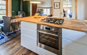 Fridge, stovetop, dishwasher, coffee/tea maker - Lovely home in Storvorde with WiFi (Storvorde)