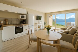 Fridge, microwave, oven, stovetop - Bel Appartement neuf climatisé vue imprenable sur la mer, terrasse, wifi (Serra-di-Ferro)