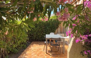 Outdoor dining - 5/6 person house with swimming pool 2.5km from the beach (Bormes-les-Mimosas)