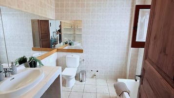 Asciugacapelli, asciugamani, sapone, carta igienica