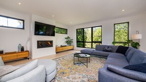 Smart TV, fireplace, ping pong, stereo - Bideawee | Coastal Luxe on Clarke with Pool and Spa (Mount Martha)