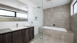 Shower, hair dryer, towels - Bideawee | Coastal Luxe on Clarke with Pool and Spa (Mount Martha)
