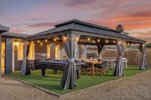 Outdoor dining - Bungalow Vegas Fun House w/ Pool Table & Pingpong! (North Las Vegas)