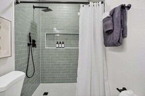 Shower, hair dryer, shampoo - Bungalow Vegas Fun House w/ Pool Table & Pingpong! (North Las Vegas)