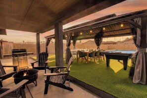 Terrace/patio - Bungalow Vegas Fun House w/ Pool Table & Pingpong! (North Las Vegas)