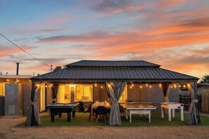 Outdoor dining - Bungalow Vegas Fun House w/ Pool Table & Pingpong! (North Las Vegas)