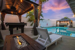 Terrace/patio - 6BR Flower Villa Sleeps 16+ w Pool & Mini Golf (North Las Vegas)
