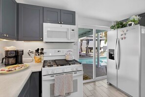 Fridge, microwave, oven, stovetop - 6BR Flower Villa Sleeps 16+ w Pool & Mini Golf (North Las Vegas)
