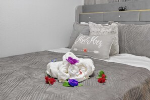 Iron/ironing board, travel cot, WiFi, bed sheets - 6BR Flower Villa Sleeps 16+ w Pool & Mini Golf (North Las Vegas)