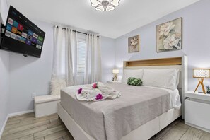 Iron/ironing board, travel cot, WiFi, bed sheets - 6BR Flower Villa Sleeps 16+ w Pool & Mini Golf (North Las Vegas)