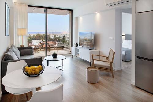 Appartement Design, 1 chambre, balcon, vue sur la mer | Aire de séjour | Téléviseur connecté