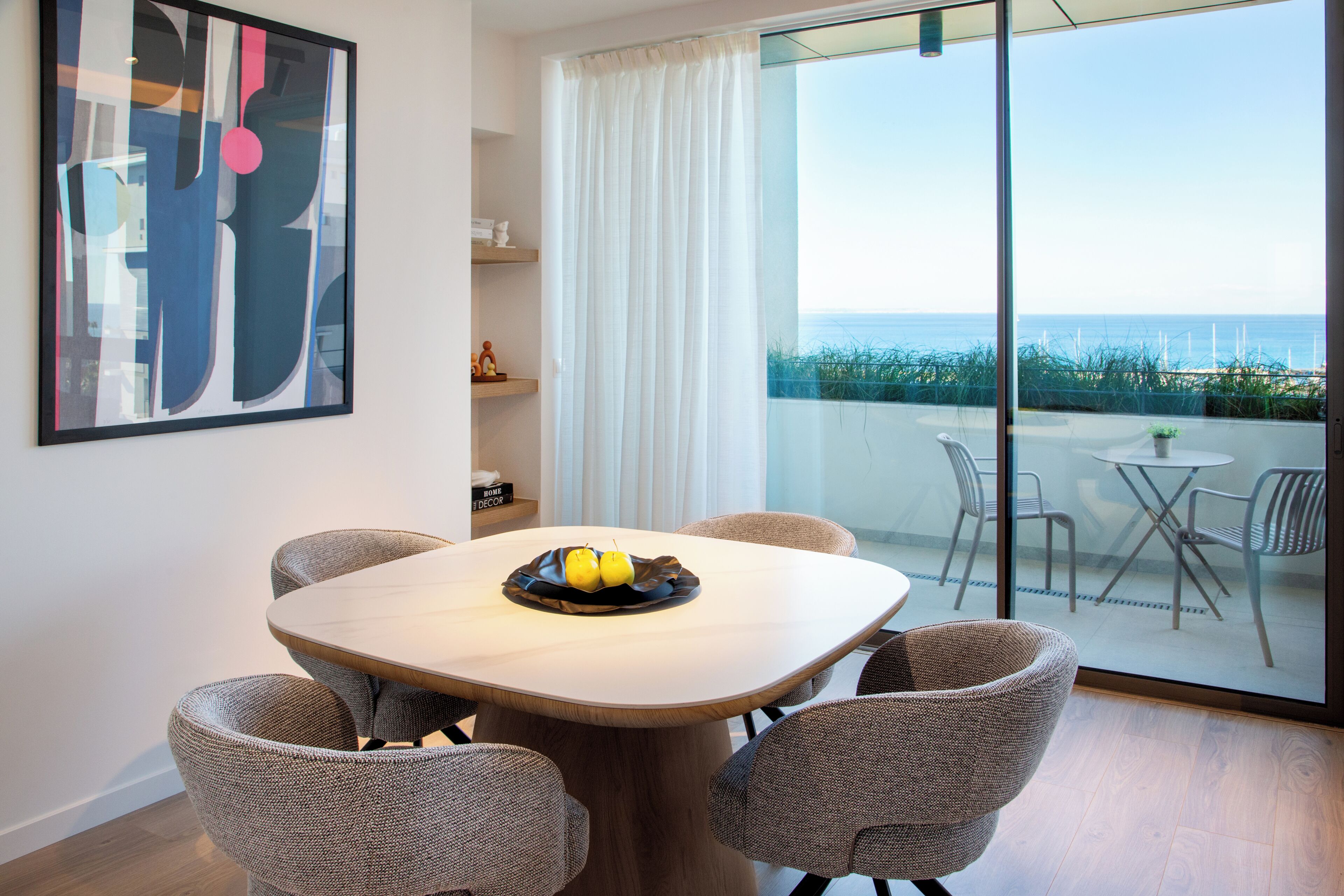 Apartamento exclusivo, 2 quartos, sacada, vista para o mar | Opções para refeição