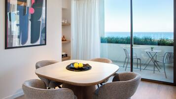 Apartamento exclusivo, 2 quartos, sacada, vista para o mar | Opções para refeição