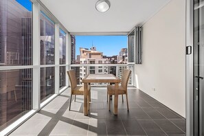 Outdoor dining - CITY Centre With Awesome Views! (Brisbane City)