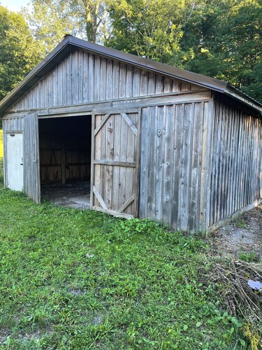 Spacious 4/3 Farm House & Barn Yard 1 mile from Lake Ontario