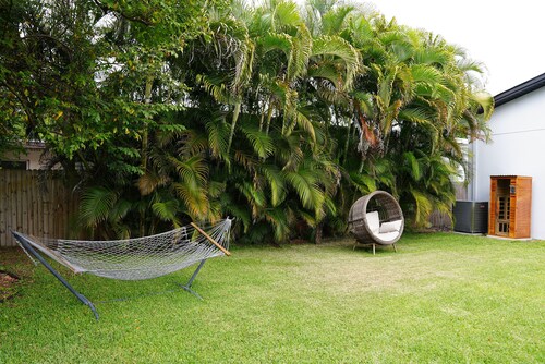 1-bedroom apartment near ocean in Old Southeast with private sauna & hot tub