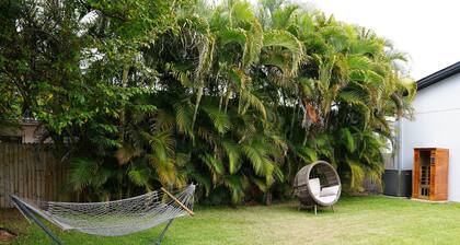 1-bedroom apartment near ocean in Old Southeast with private sauna & hot tub