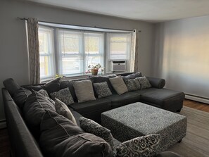 Living area - 3 bedroom house in pleasant Rockville Centre with AC (Rockville Centre)