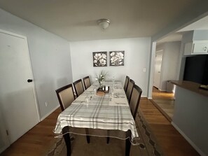 Dining - 3 bedroom house in pleasant Rockville Centre with AC (Rockville Centre)
