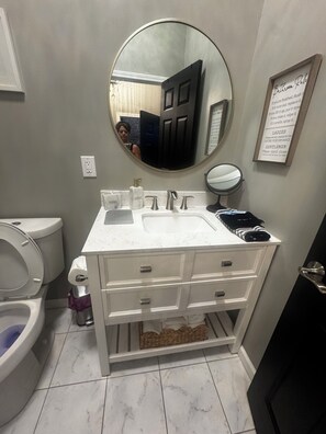 Hair dryer, towels, soap, shampoo - Historic Downtown Loft in Cartersville (Cartersville)