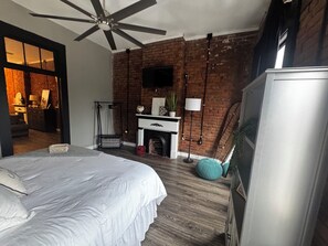 1 bedroom, desk, free WiFi, bed sheets - Historic Downtown Loft in Cartersville (Cartersville)