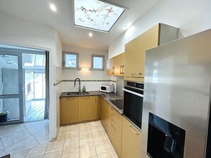 Fridge, cookware/dishes/utensils - Apartment for 6 people, 50 m from the coastal path and 500 m from Fort-Bloqué beach, Wi-Fi,... (PLOEMEUR)