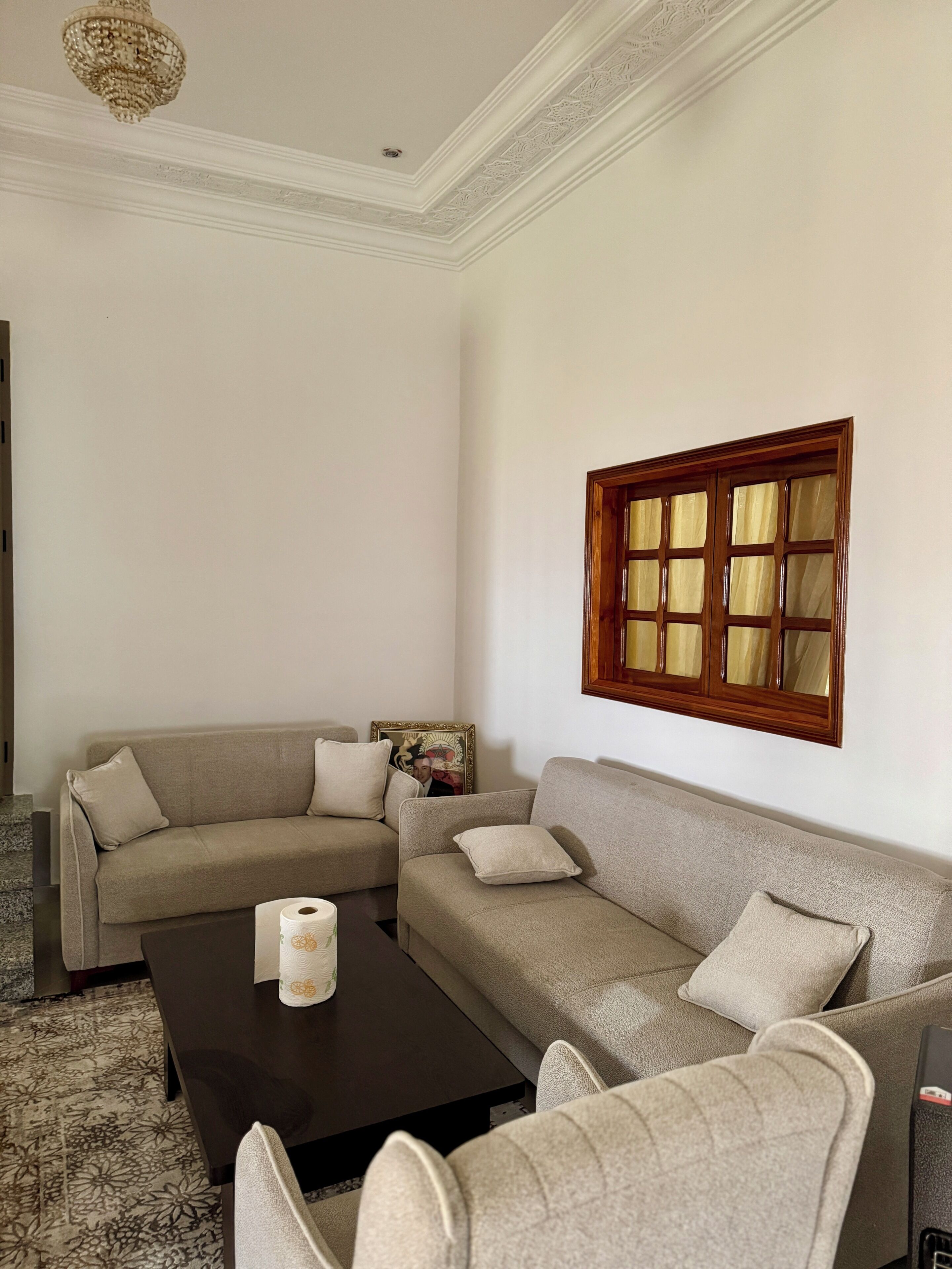 Smart TV, fireplace, books, music library