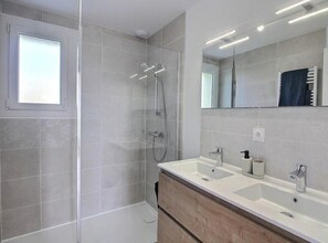 Douche, sèche-cheveux, serviettes fournies