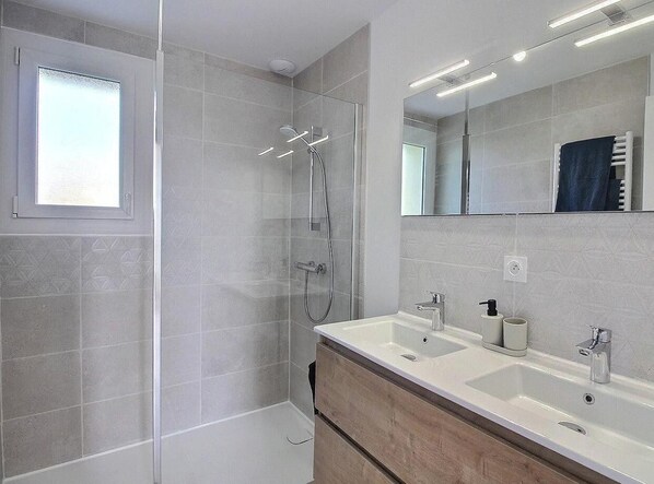 Shower, hair dryer, towels - Triskel d'Armor - POMMERET (POMMERET)