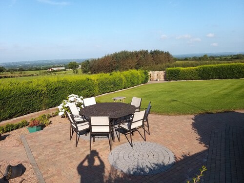 Spacious 6BR Country House. Near Belfast Int' Airport. Sleeps 10. Stunning Views