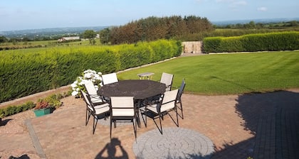 Spacious 6BR Country House. Near Belfast Int' Airport. Sleeps 10. Stunning Views