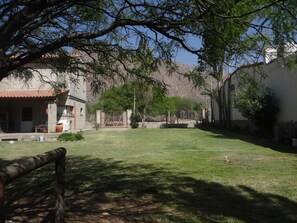 Property grounds - Apartment with swimming pool, rural area, mountain view, only 1 km from downtown (Cafayate)