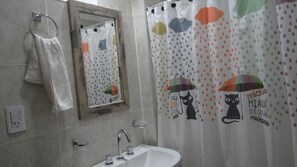تجهيزات دش، مراحيض شطف، مناشف، ورق حمّام