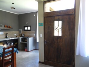 Private kitchen - Apartment with swimming pool, rural area, mountain view, only 1 km from downtown (Cafayate)