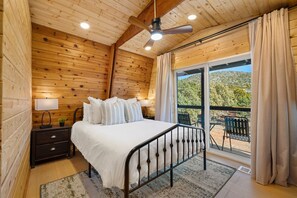 Desk, iron/ironing board, travel cot, free WiFi - Camp Gnaw, 3-Cabin Retreat William AZ near Grand Canyon Epic Game Rooms Fire Pit (Williams)