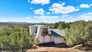 Exterior - Camp Gnaw, 3-Cabin Retreat William AZ near Grand Canyon Epic Game Rooms Fire Pit (Williams)
