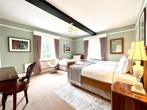 House, Multiple Beds, Kitchen, Garden View - Colthrop Manor with Gardens (Thatcham)