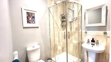 House, Multiple Beds, Kitchen, Garden View | Bathroom